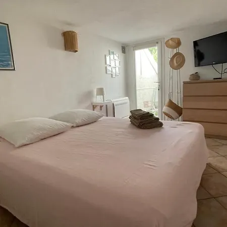 T2 - Rez De Jardin, Proche De La * Carqueiranne